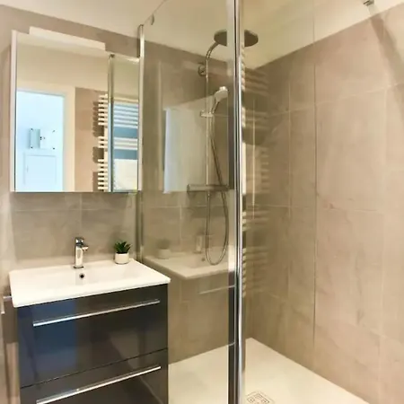 Modern 1br By Parc Monceau דירה